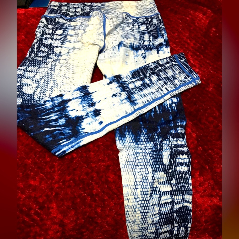 Blue tone workout pants/leggings.